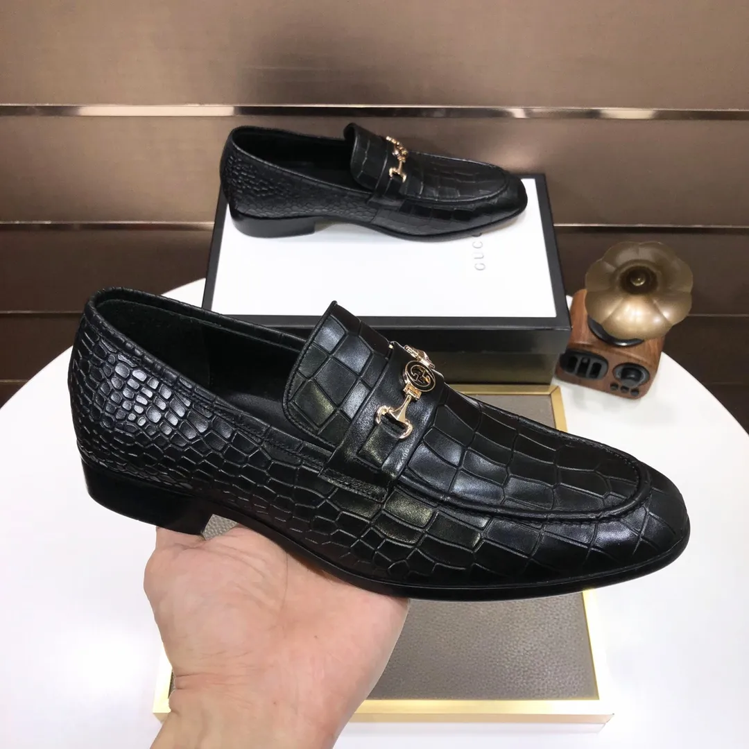 Men's shoes💰500💰Italy's top luxury men's shoe giant (GUCCI) (Gucci) (full cowhide lining) new arrival🍃Original European style🔰 Pleasant to the eye😍In order to make the shoes more durable and non-deformable🌀The production continues to follow traditional methods but there is still no lack of innovation💪Choose original sheepskin for the leather♻️ Smooth and natural And extra bright ⭐Made of imported cowhide, the first choice of rich people 38-45 (45 customized)